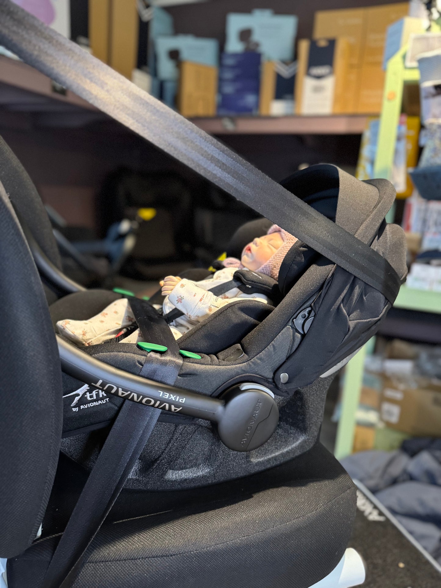 TFK by Avionaut svart bilstol for baby, spedbarn, premature, nyfødte. Svært god ergonomi og passform. Lett som en fjær! Små babyer sitter godt og trygt.