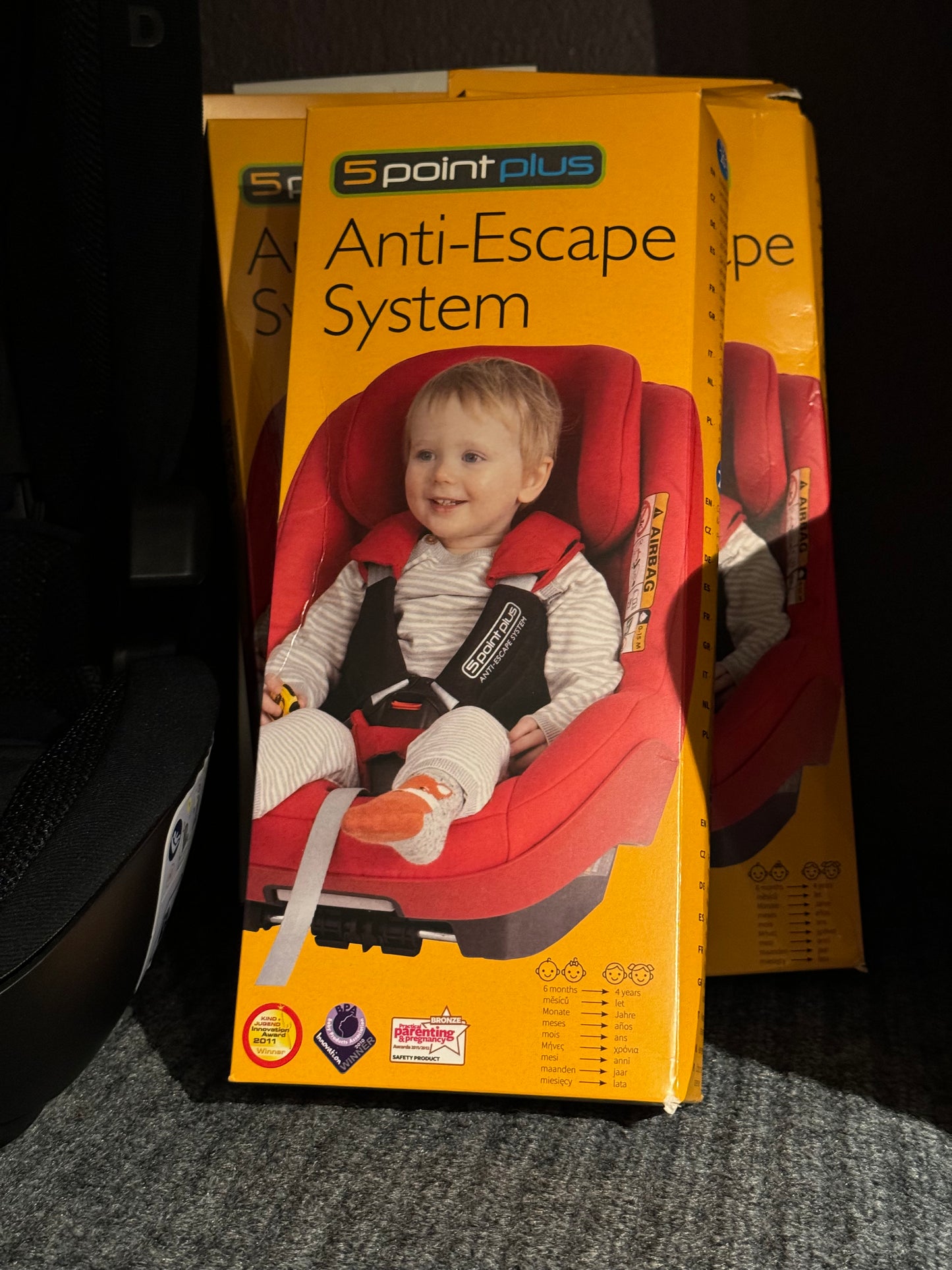 5Point Plus Anti Escape System er en vest som hindrer barnet i å komme seg ut av selene. Kjøpes hos Holm Barnesikring, forhandler i Norge.