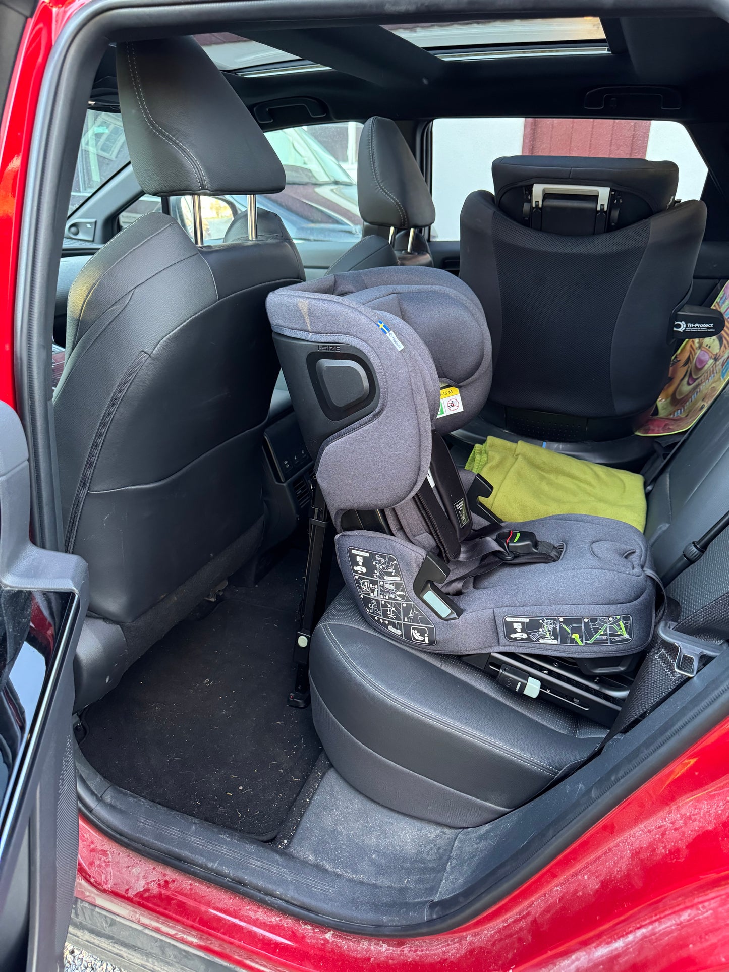 TinySeats Two i vanlig personbil, tar liten plass og varer lenge bakovervendt, så fremovervendt. Rotasjonsstol som bare varer til 18 kg ved siden av, til sammenligning.