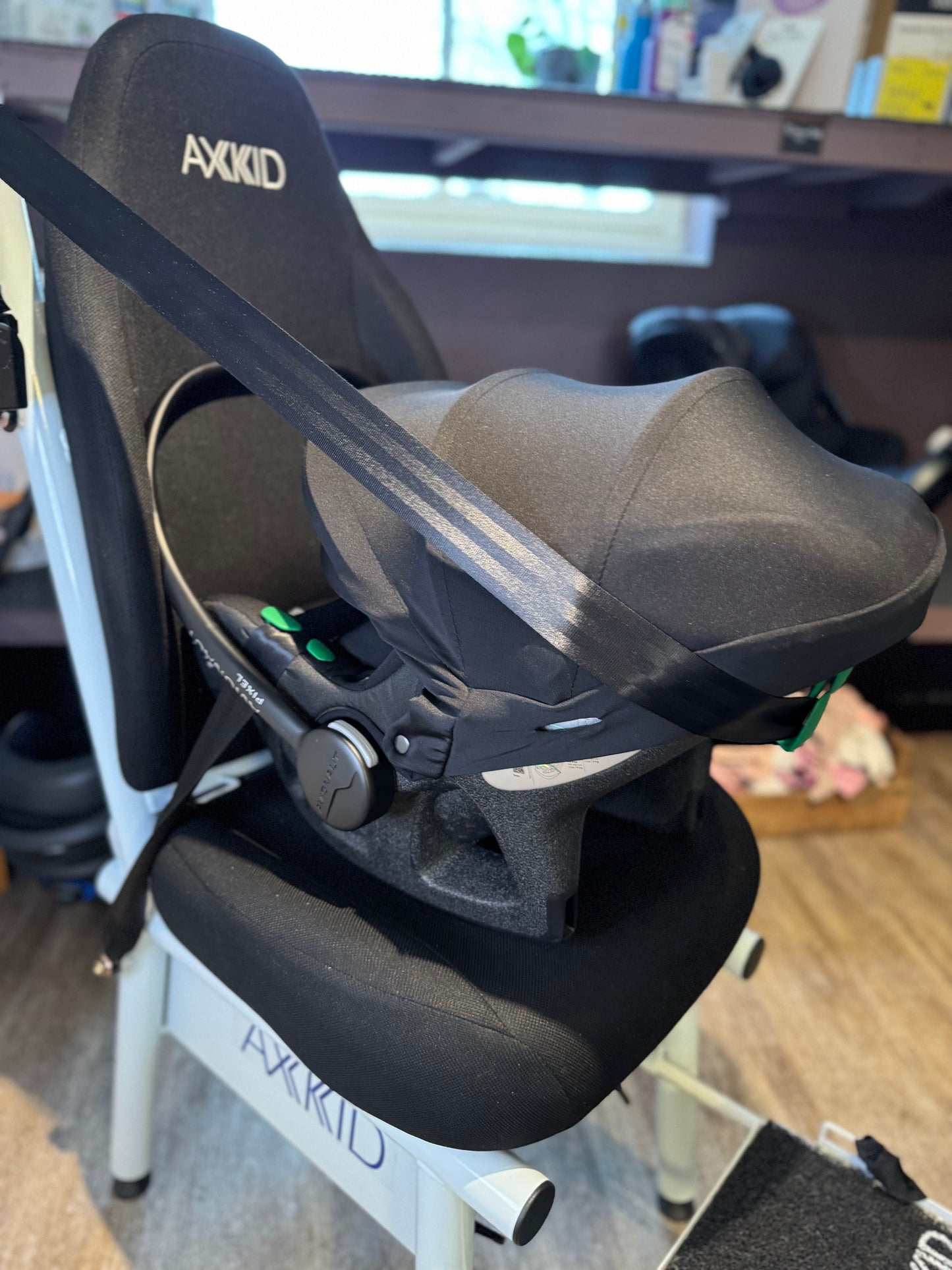 TFK by Avionaut svart bilstol for baby, spedbarn, premature, nyfødte. Svært god ergonomi og passform. Lett som en fjær! Lang solskjerming