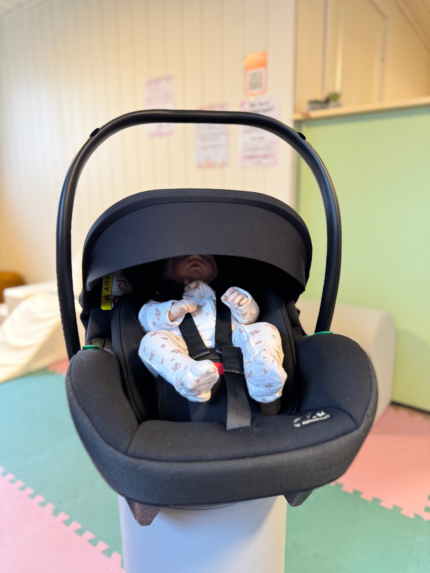 TFK by Avionaut svart bilstol for baby, spedbarn, premature, nyfødte. Svært god ergonomi og passform. Lett som en fjær! Stor solskjerm med UV-filter