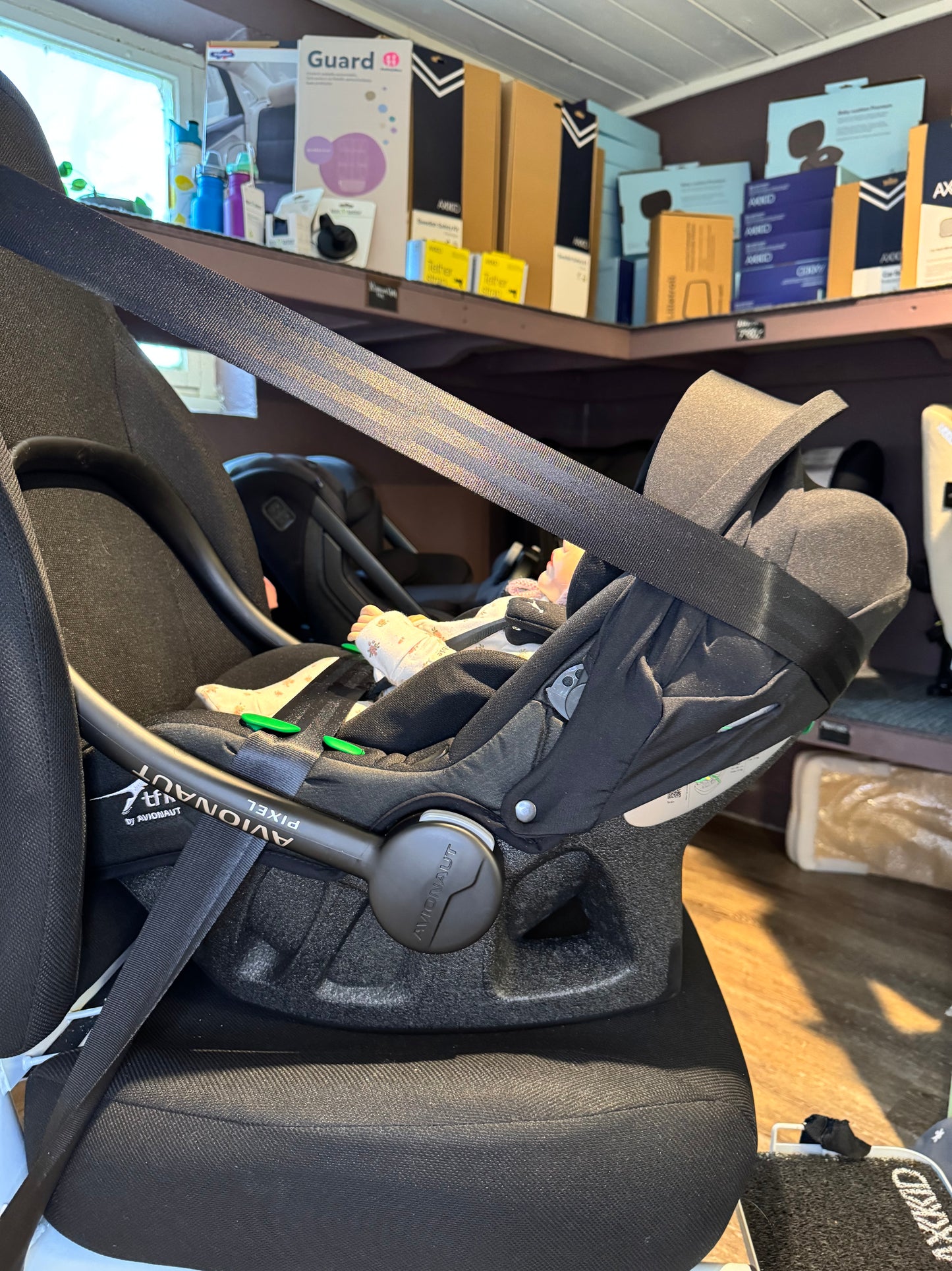 TFK by Avionaut svart bilstol for baby, spedbarn, premature, nyfødte. Svært god ergonomi og passform. Lett som en fjær! Lett å beltemontere.