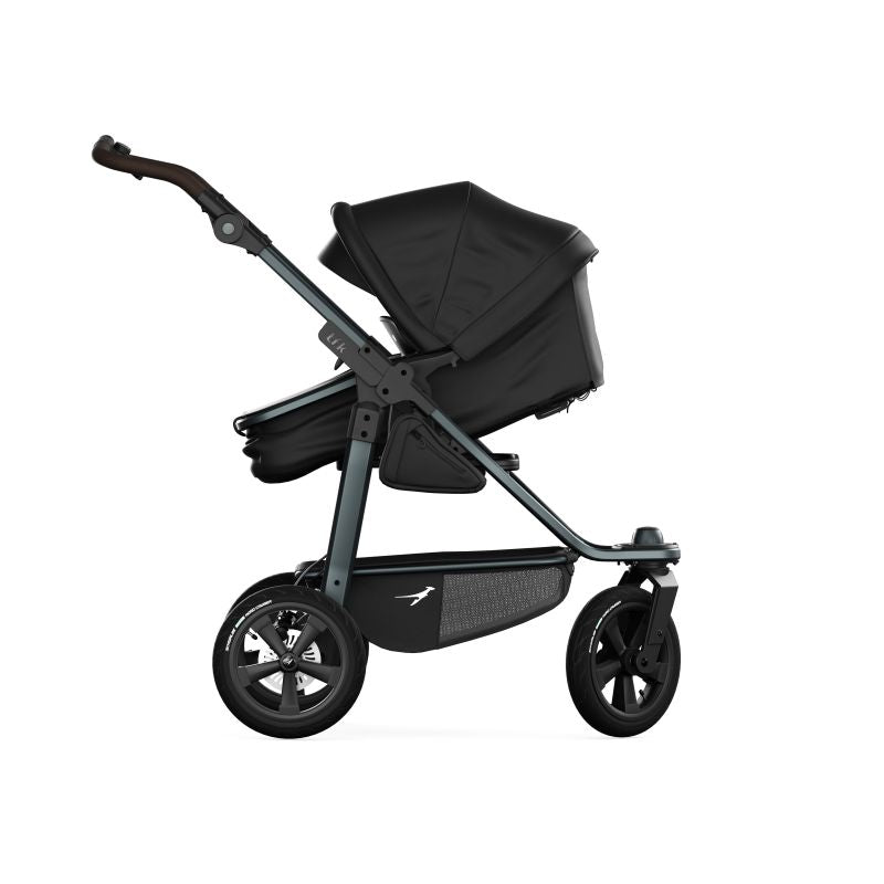 TFK Barnevogn, sportsvogn fra nyfødt til 3 år. Bra for baby med refluks, prematur, lite og stort spedbarn. Passer lenge! Godkjent joggevogn til å løpe eller gå med. Terreng og by, urban og stødig. Fulldempet. Skivebrems og håndbrems. Liggedel blir vendbar sittedel som kan brukes begge veier. Passer lange og korte foreldre. Lufthjul eller punkteringsfrie. Lett å legge sammen og slå opp. Kompakt. Enkel å trille. Låsbare og svingbare framhjul. God kalesje med solskjerming.
