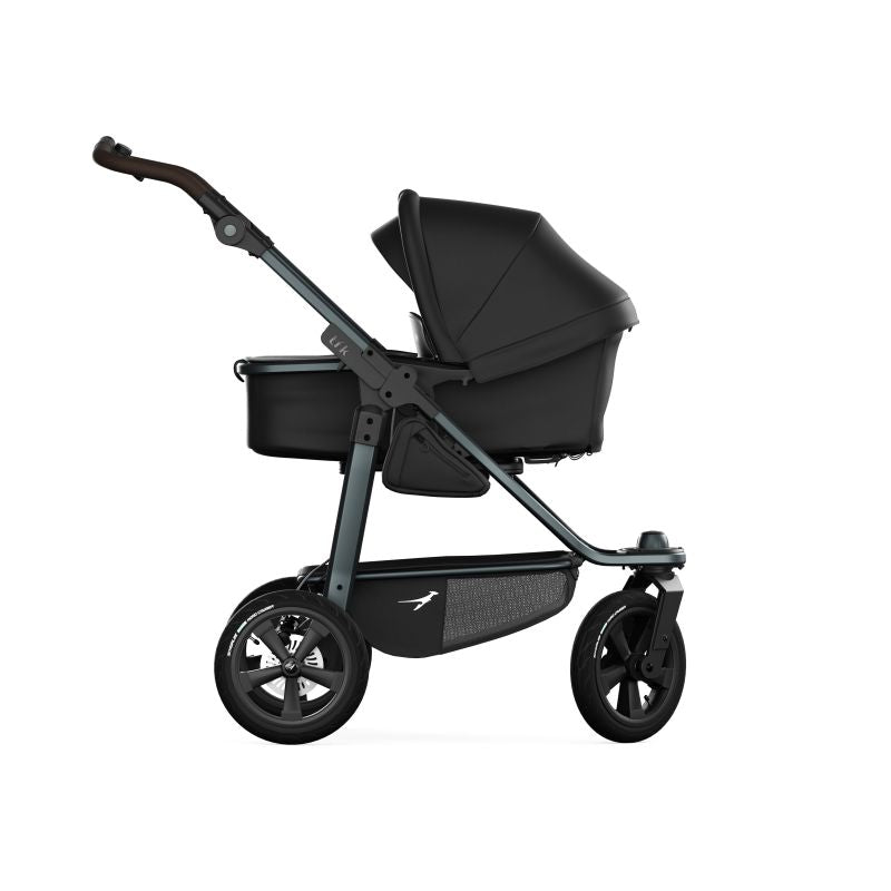 TFK Barnevogn, sportsvogn fra nyfødt til 3 år. Bra for baby med refluks, prematur, lite og stort spedbarn. Passer lenge! Godkjent joggevogn til å løpe eller gå med. Terreng og by, urban og stødig. Fulldempet. Skivebrems og håndbrems. Liggedel blir vendbar sittedel som kan brukes begge veier. Passer lange og korte foreldre. Lufthjul eller punkteringsfrie. Lett å legge sammen og slå opp. Kompakt. Enkel å trille. Låsbare og svingbare framhjul. God kalesje med solskjerming.