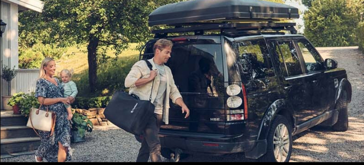 Familie på tur med TinySeats Two i bag