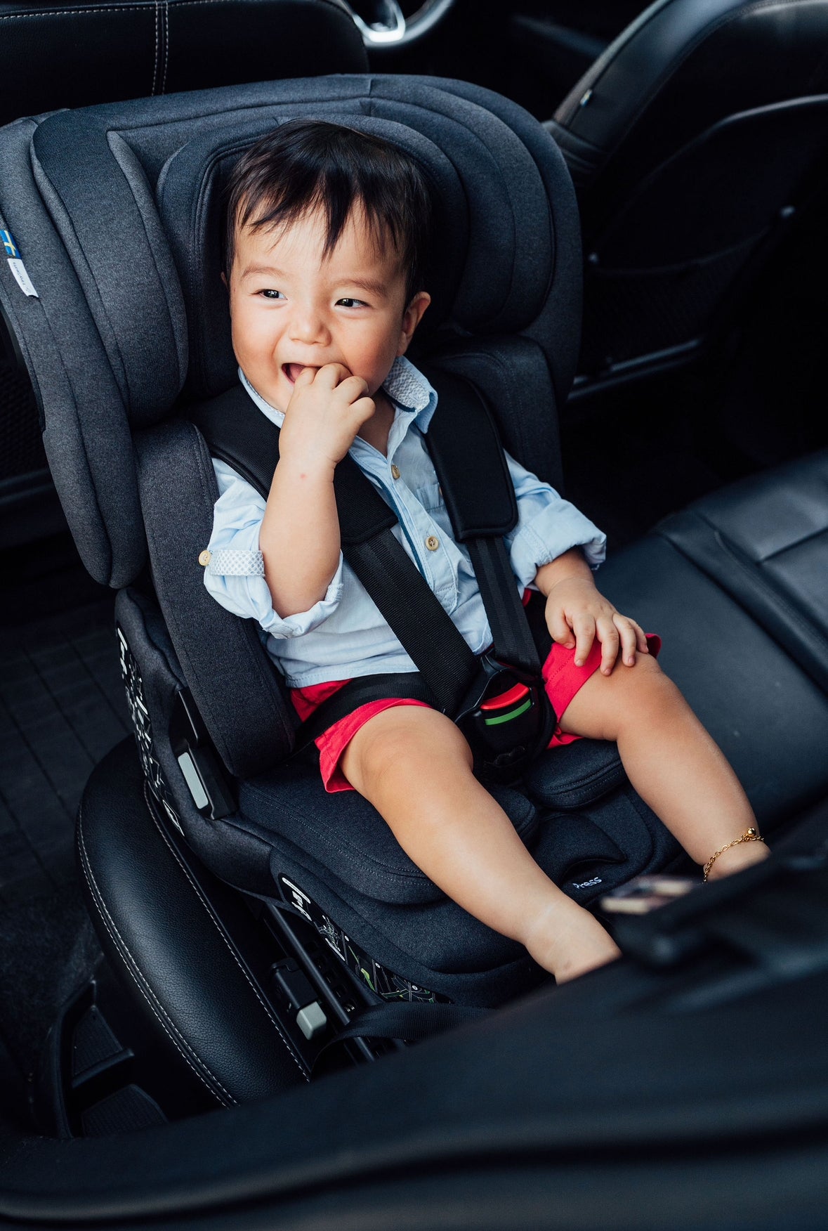 Baby i TinySeats Two, bakovervendt med spedbarnsinnlegg