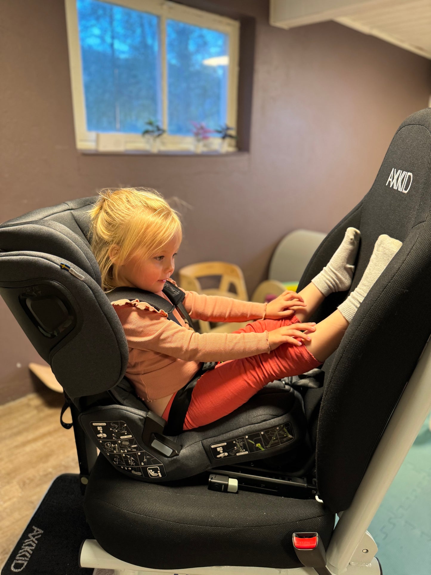 Beinplassen i TinySeats Two er ikke justerbar, men generøs nok. 3 åring, 94 cm og 13 kilo. Holm Barnesikring Butikk