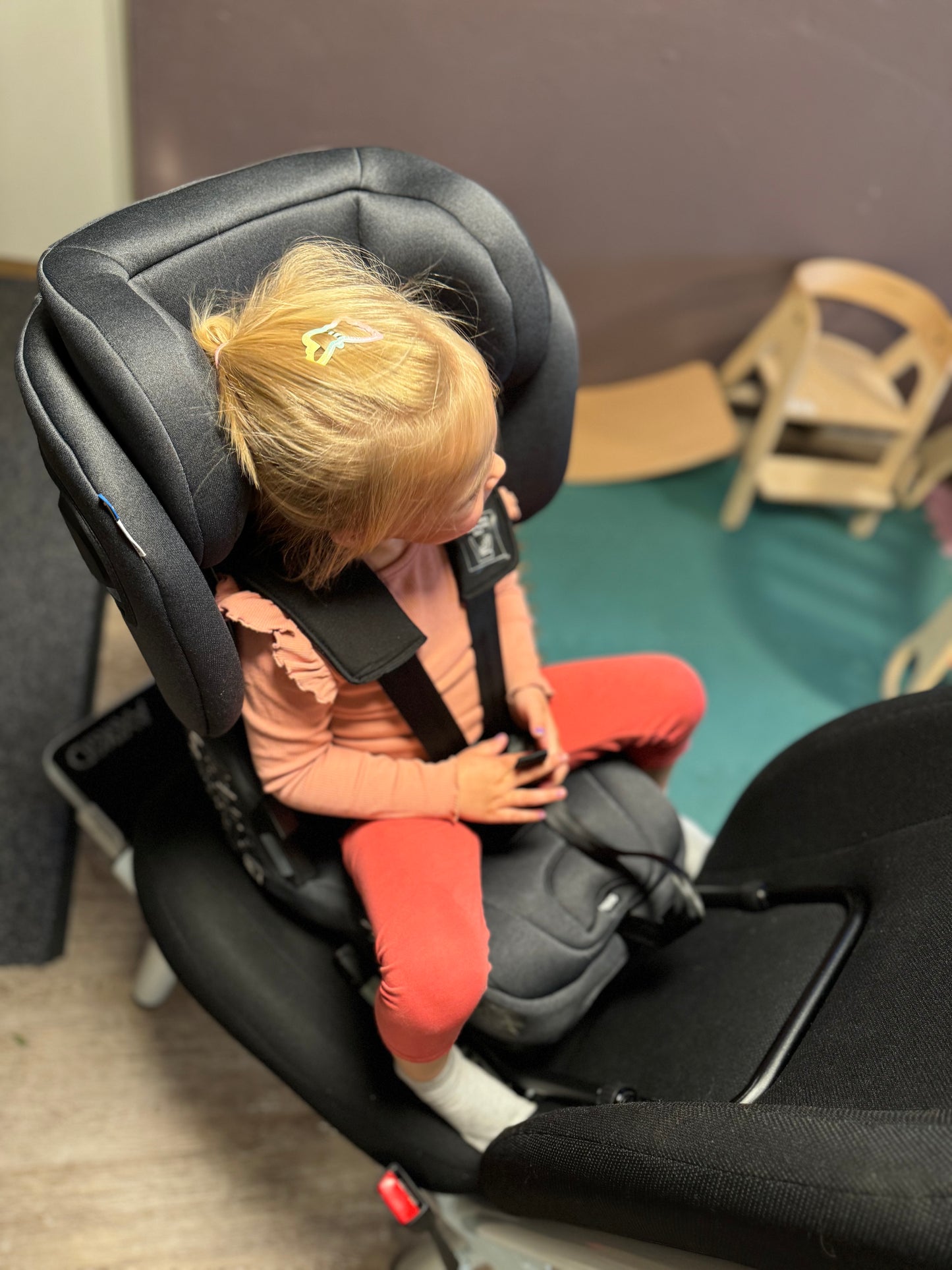 TInySeats Two med 3 åring, 93 cm og 13 kg, i Holm Barnesikrings Butikk