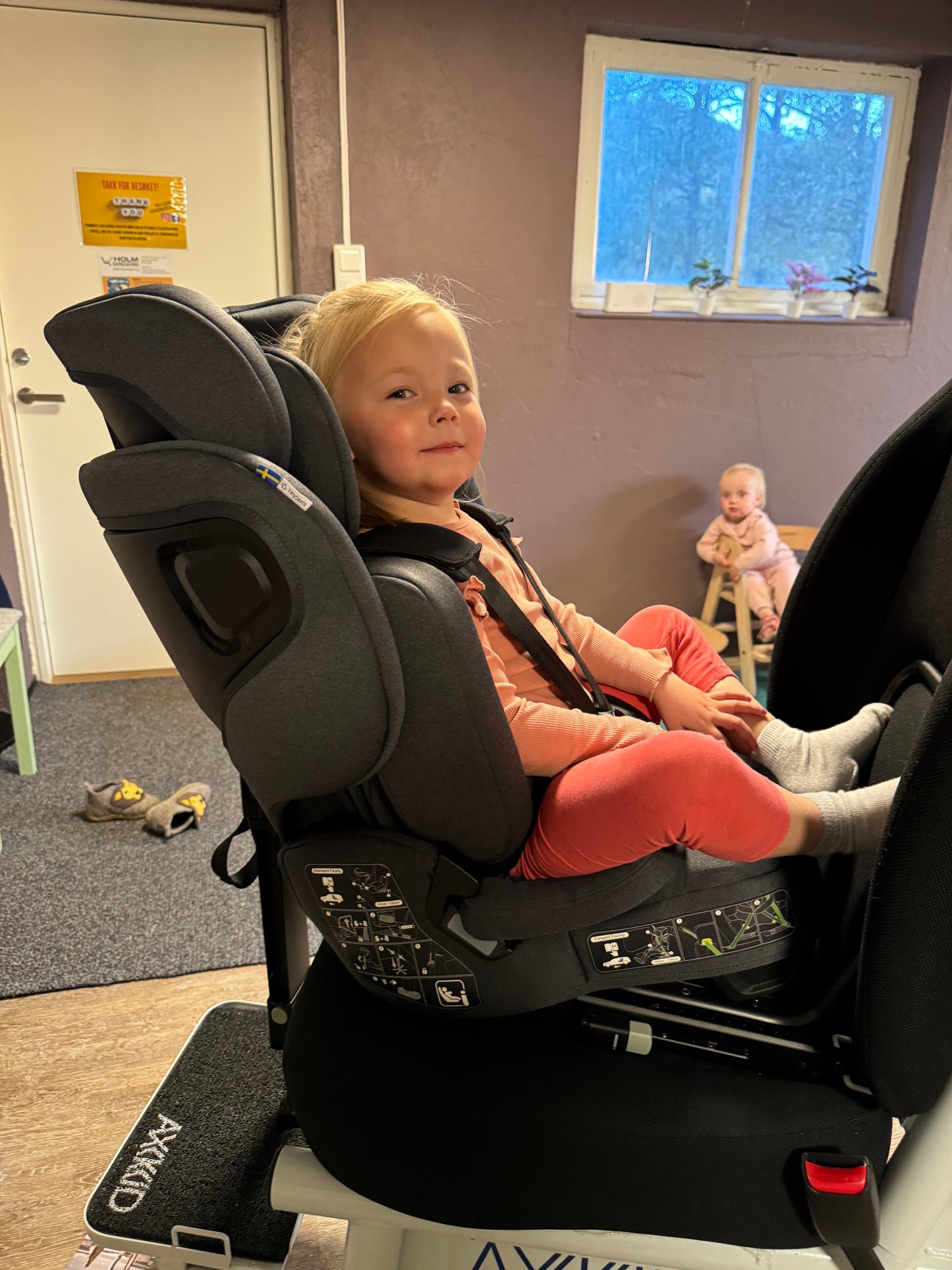 TinySeats Two med spedbarnsinnlegg og 3 åring, 94 cm og 13 kg. Jenta passer stolen bedre uten innlegget.
