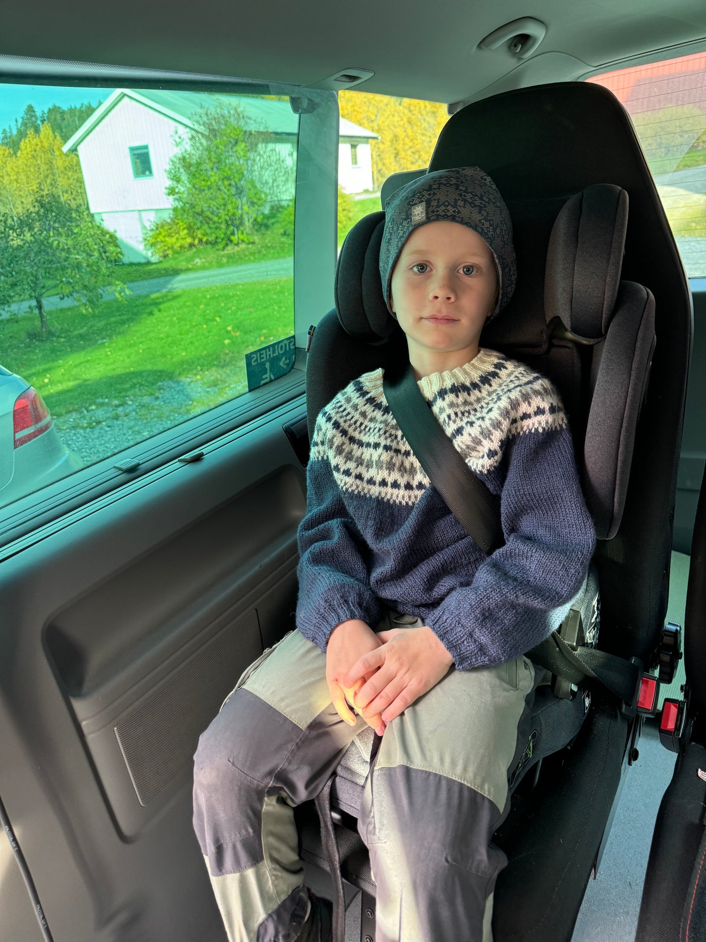 TinySeats Two, fremovervendt som beltestol, med samme gutt. 7 år, 116 cm og 19 kg. Optimalt sett litt for smal/liten for å sitte optimalt fremovervendt i denne. Holm Barnesikring