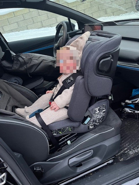 Baby 7 måneder i TinySeats Two, i forsetet på en Skoda Enyaq
