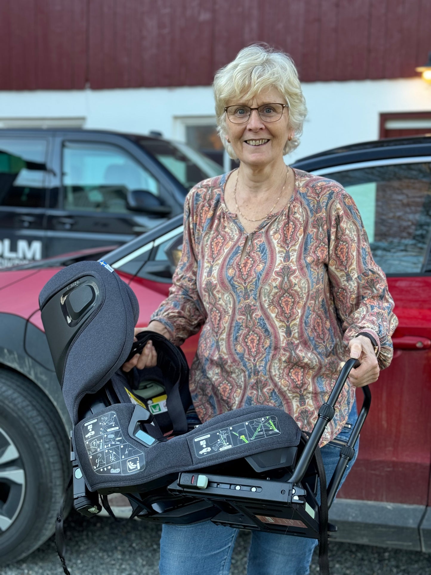 Bestemor med TinySeats Two, valgt den på grunn av kompakt design og enkel montering, lang brukstid og lett å tilpasse flere barnebarn.