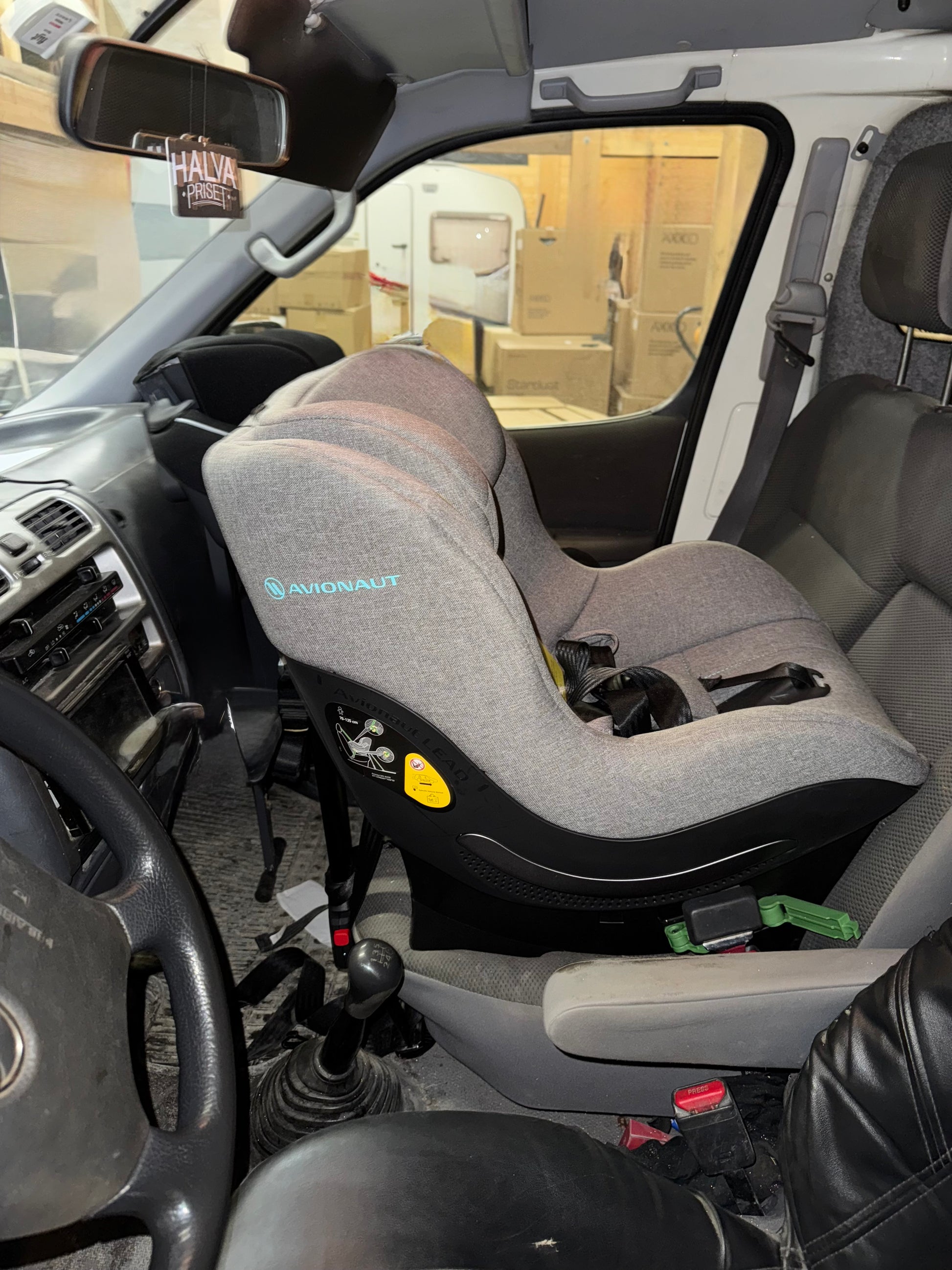 Avionaut Sky i varebil / arbeidsbil, i midten. Forstyrrer ikke girspaken eller instrumentpanel. God sikt i speilet. Her i eldre Toyota HiAce med benk.
