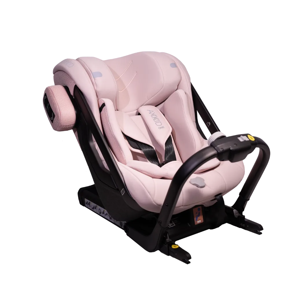 Bakovervendt, rosa bilstol til 23 kilo og 125 cm. Passer alle biler med isofix.