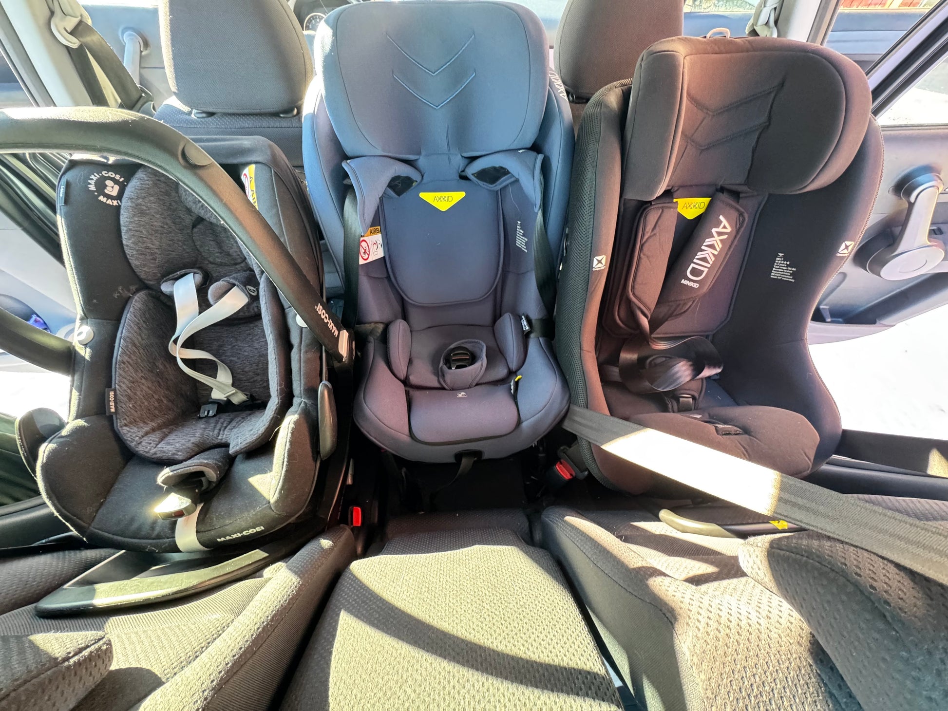 Babystol på isofixbase, Axkid Minikid 4 Max, Axkid Minikid Core. Tre på rad i baksetet. Honda CRV