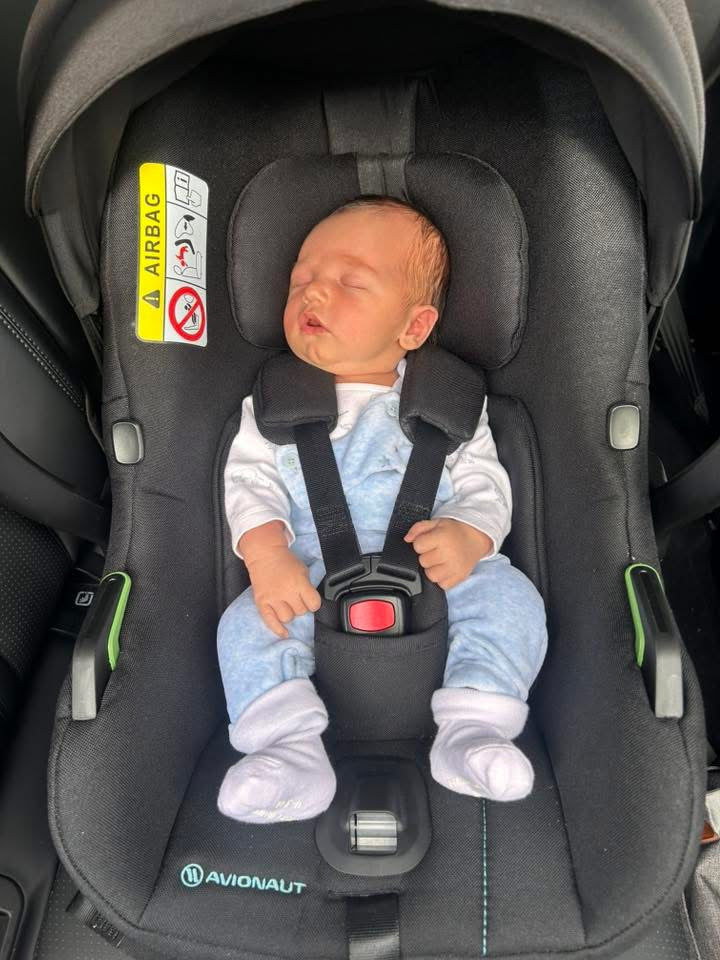 Nyfødte sitter godt og ergonomisk i forhold til luftveiene i Avionaut Cosmo 