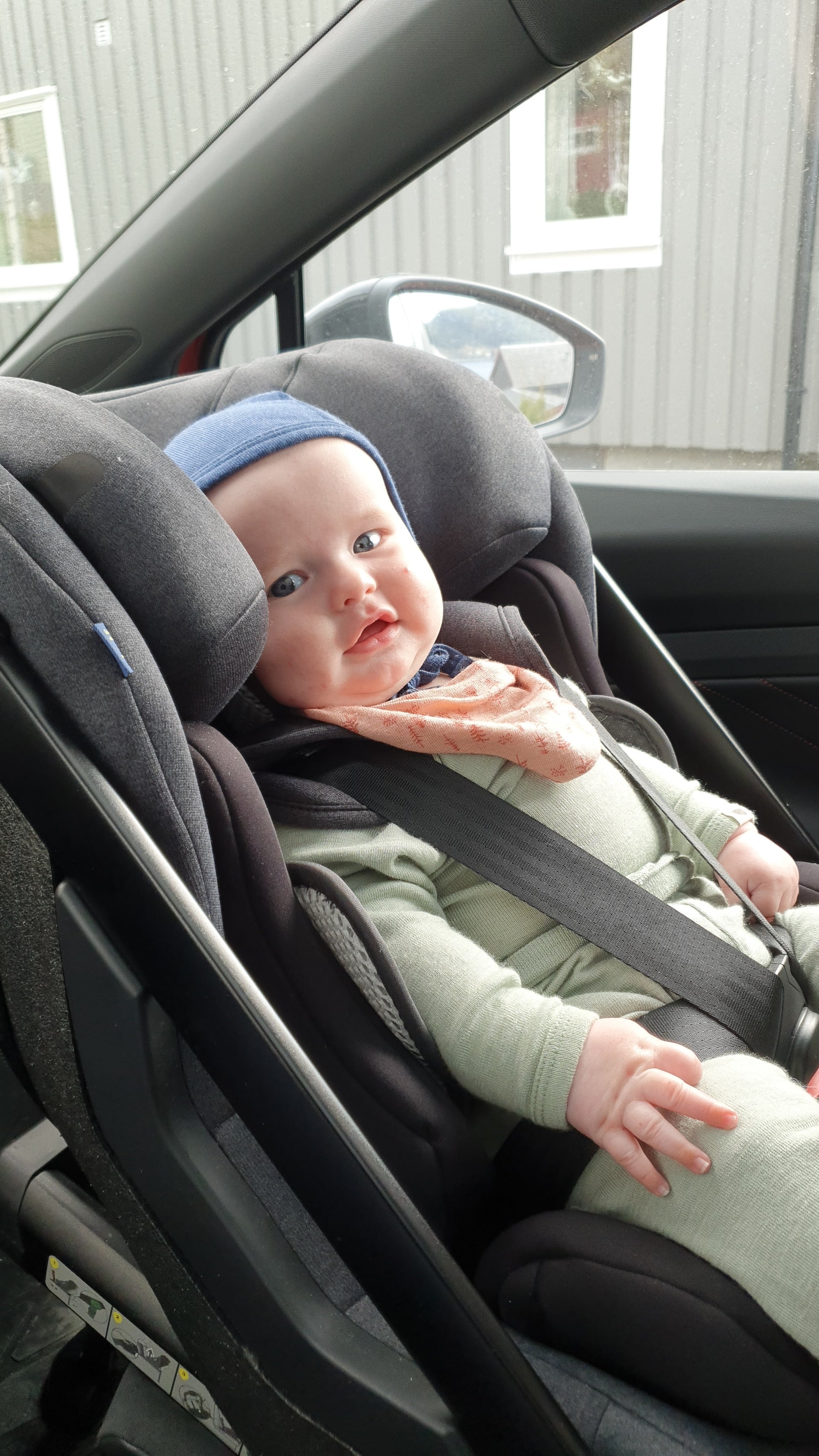 Axkdi One 2 i forsetet med baby, sikt i speilet er bra fra sjåførens vinkel, airbag av.
