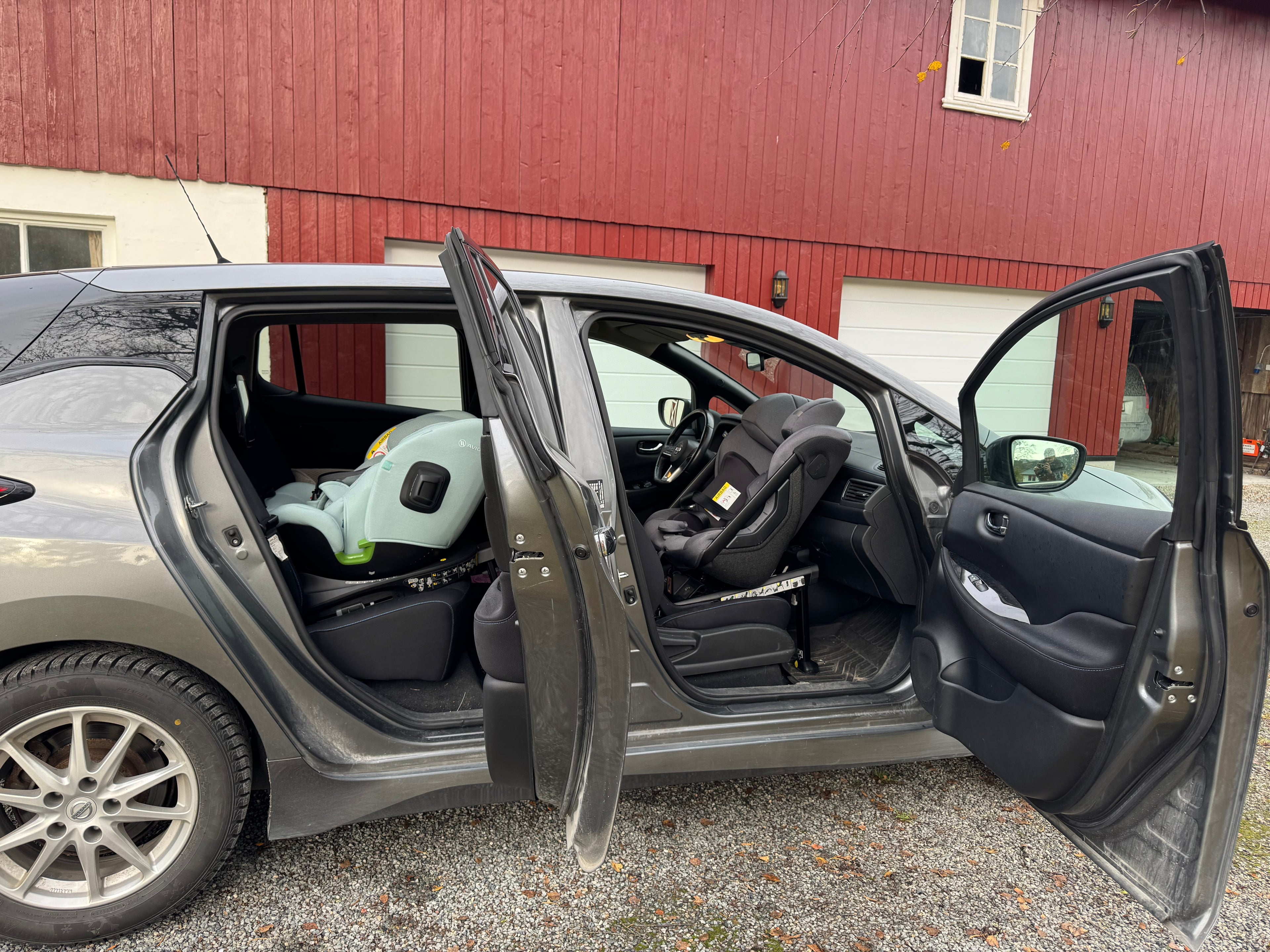 Axkid One i passasjersetet med isofix, Avionaut Stardust i baksetet. God plass, selv i liten bil som Nissan Leaf.