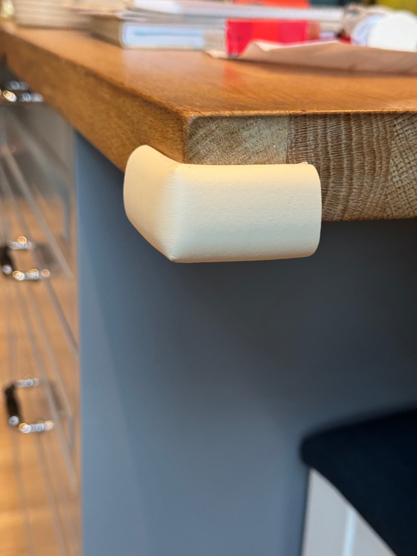 myk beskytter for hjørner, medfølger dobbeltsidig tape for å feste.