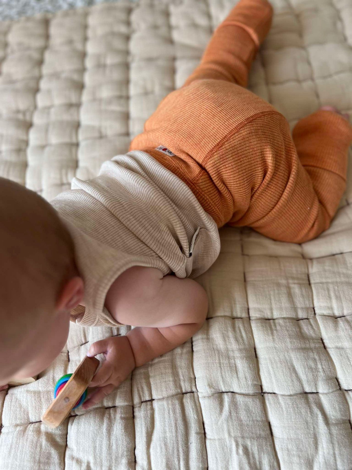 Babybukser i dobbel ubehandlet økologisk ull, til nyfødt og baby. Passer også som sperrelag og bleiebukse. Merinoull ribbestrekk.