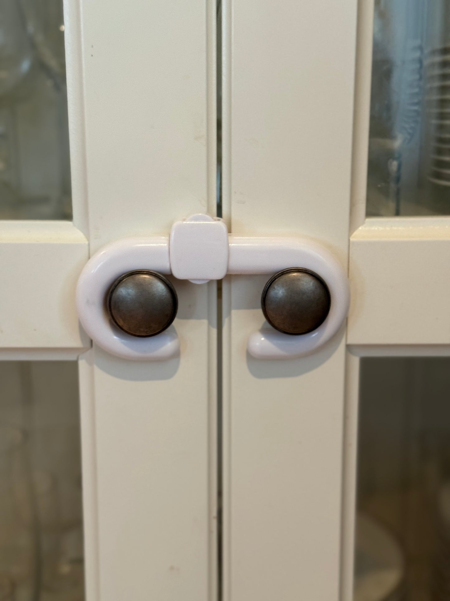 Lås for doble dører. Justerbar, hvit, trygt hjem