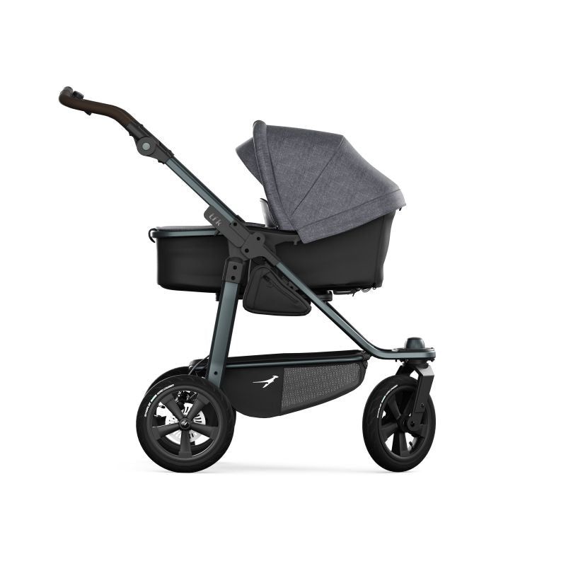 TFK Barnevogn, sportsvogn fra nyfødt til 3 år. Bra for baby med refluks, prematur, lite og stort spedbarn. Passer lenge! Godkjent joggevogn til å løpe eller gå med. Terreng og by, urban og stødig. Fulldempet. Skivebrems og håndbrems. Liggedel blir vendbar sittedel som kan brukes begge veier. Passer lange og korte foreldre. Lufthjul eller punkteringsfrie. Lett å legge sammen og slå opp. Kompakt. Enkel å trille. Låsbare og svingbare framhjul. God kalesje med solskjerming.