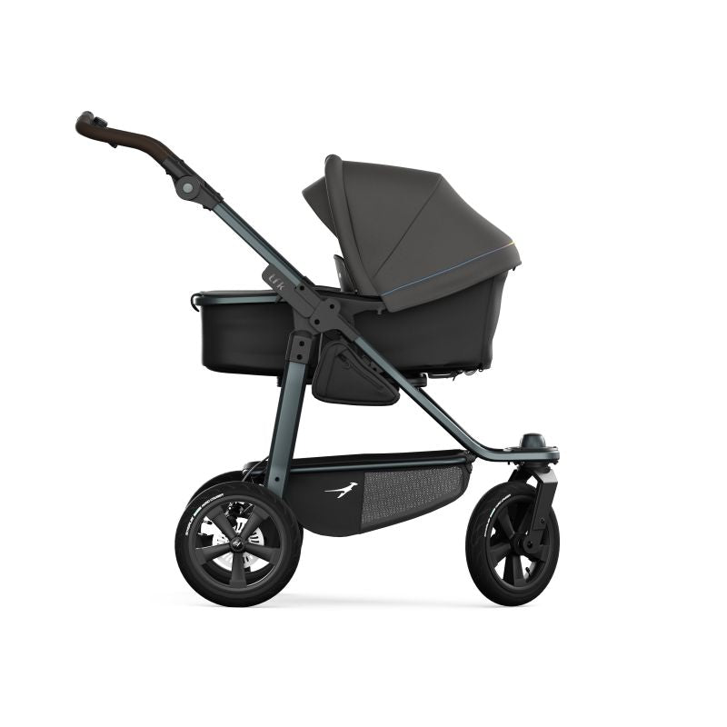 TFK Barnevogn, sportsvogn fra nyfødt til 3 år. Bra for baby med refluks, prematur, lite og stort spedbarn. Passer lenge! Godkjent joggevogn til å løpe eller gå med. Terreng og by, urban og stødig. Fulldempet. Skivebrems og håndbrems. Liggedel blir vendbar sittedel som kan brukes begge veier. Passer lange og korte foreldre. Lufthjul eller punkteringsfrie. Lett å legge sammen og slå opp. Kompakt. Enkel å trille. Låsbare og svingbare framhjul. God kalesje med solskjerming.