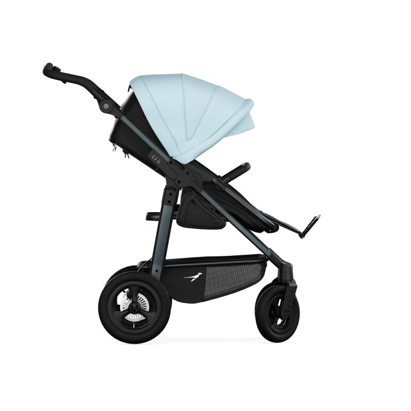 TFK Barnevogn, sportsvogn fra nyfødt til 3 år. 4 Fire hjul, stødig! Bra for baby med refluks, prematur, lite og stort spedbarn. Passer lenge!  Terreng og by, urban og stødig. Fulldempet. Skivebrems og håndbrems. Liggedel blir vendbar sittedel som kan brukes begge veier. Passer lange og korte foreldre. Lufthjul eller punkteringsfrie. Lett å legge sammen og slå opp. Kompakt. Enkel å trille. Låsbare og svingbare framhjul. God kalesje med solskjerming. Lys Blå