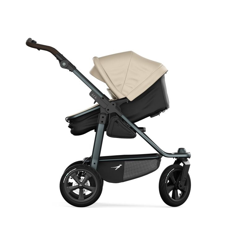 TFK Barnevogn, sportsvogn fra nyfødt til 3 år. Bra for baby med refluks, prematur, lite og stort spedbarn. Passer lenge! Godkjent joggevogn til å løpe eller gå med. Terreng og by, urban og stødig. Fulldempet. Skivebrems og håndbrems. Liggedel blir vendbar sittedel som kan brukes begge veier. Passer lange og korte foreldre. Lufthjul eller punkteringsfrie. Lett å legge sammen og slå opp. Kompakt. Enkel å trille. Låsbare og svingbare framhjul. God kalesje med solskjerming.