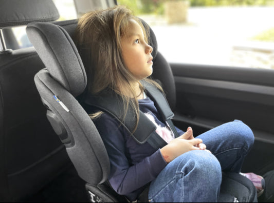 Stort barn i bakovervendt Tiny Seats Two