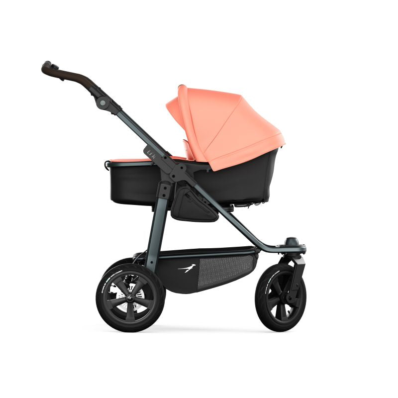 TFK Barnevogn, sportsvogn fra nyfødt til 3 år. Bra for baby med refluks, prematur, lite og stort spedbarn. Passer lenge! Godkjent joggevogn til å løpe eller gå med. Terreng og by, urban og stødig. Fulldempet. Skivebrems og håndbrems. Liggedel blir vendbar sittedel som kan brukes begge veier. Passer lange og korte foreldre. Lufthjul eller punkteringsfrie. Lett å legge sammen og slå opp. Kompakt. Enkel å trille. Låsbare og svingbare framhjul. God kalesje med solskjerming. Rosa, fersken, lakserosa