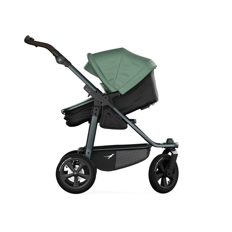 TFK Barnevogn, sportsvogn fra nyfødt til 3 år. Bra for baby med refluks, prematur, lite og stort spedbarn. Passer lenge! Godkjent joggevogn til å løpe eller gå med. Terreng og by, urban og stødig. Fulldempet. Skivebrems og håndbrems. Liggedel blir vendbar sittedel som kan brukes begge veier. Passer lange og korte foreldre. Lufthjul eller punkteringsfrie. Lett å legge sammen og slå opp. Kompakt. Enkel å trille. Låsbare og svingbare framhjul. God kalesje med solskjerming. Grønn, Oliven, sage