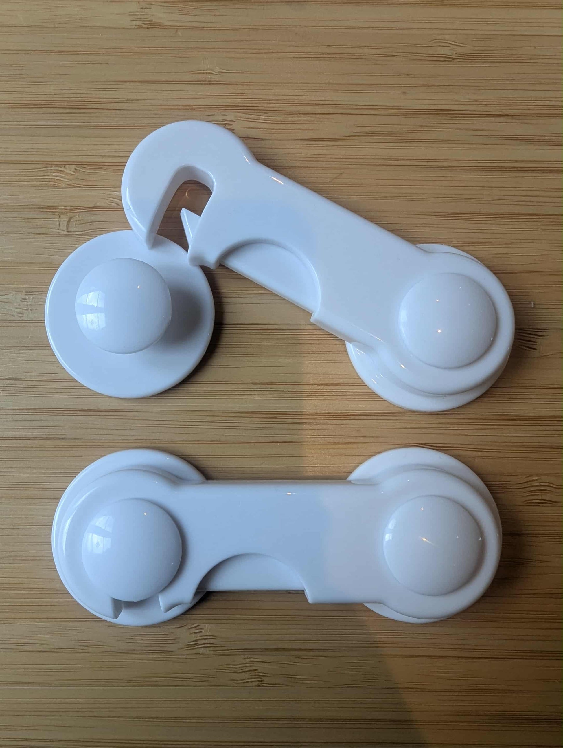 to pakk uvendig skaplås